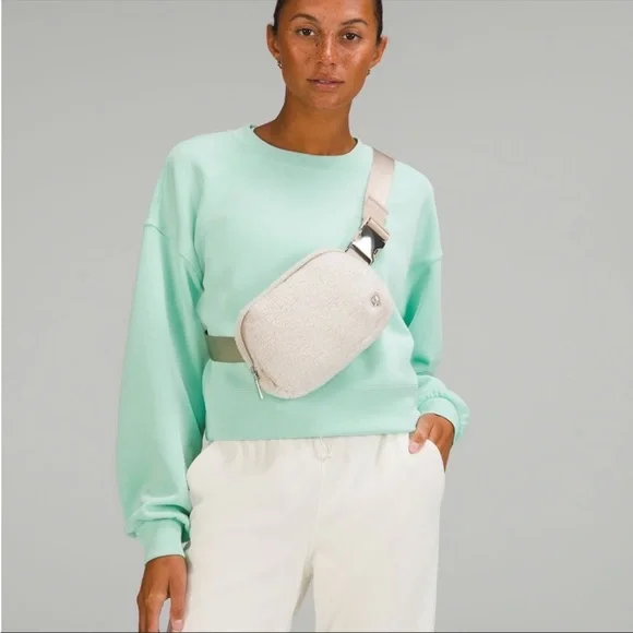 NWT Lululemon everywhere fleece belt bag Natural Ivory - Picture 4 of 7